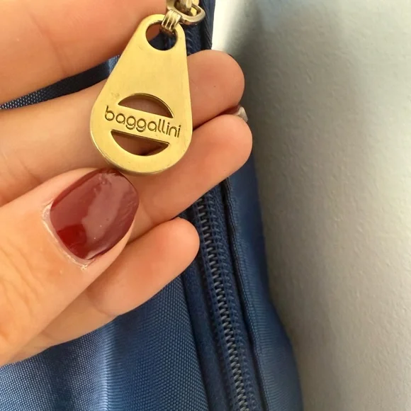 NWOT Baggallini Navy Crossbody Shoulder Bag with Turn-Lock Closure and Pouch - Picture 4 of 11